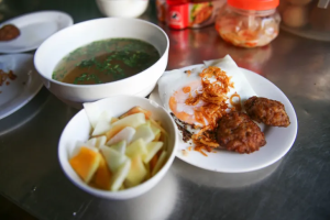 Bánh Cuốn Trứng: Hương vị đường phố đậm đà của Tuyên Quang