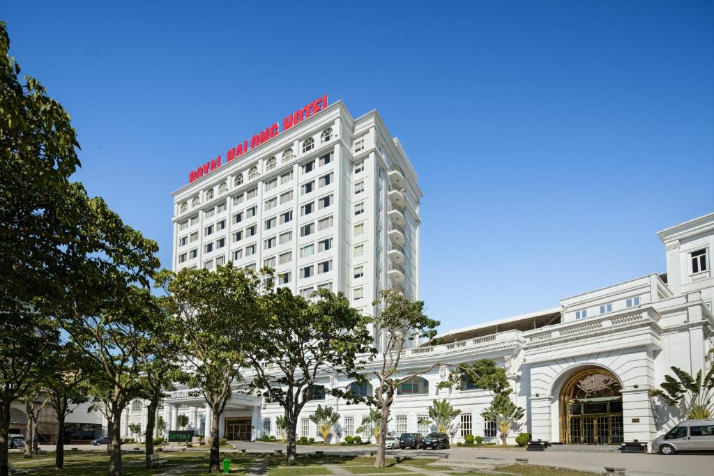 Royal Halong Hotel – Khách sạn 4 sao với tầm nhìn bao trọn vịnh Hạ Long 2 Royal Halong Hotel – Khách sạn 4 sao với tầm nhìn bao trọn vịnh Hạ Long 1