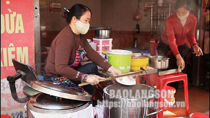 Hấp dẫn bánh cuốn trứng Lạng Sơn 3