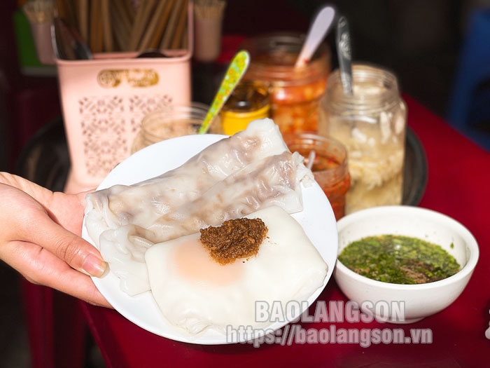 Hấp dẫn bánh cuốn trứng Lạng Sơn