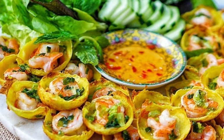Liêu xiêu trước vị ngon đậm đà của món bánh khọt