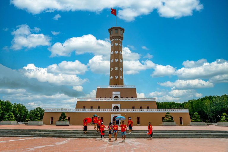 Cột Cờ Hà Nội tại Mũi Cà Mau: Biểu Tượng Sự Gắn Kết Bắc Nam
