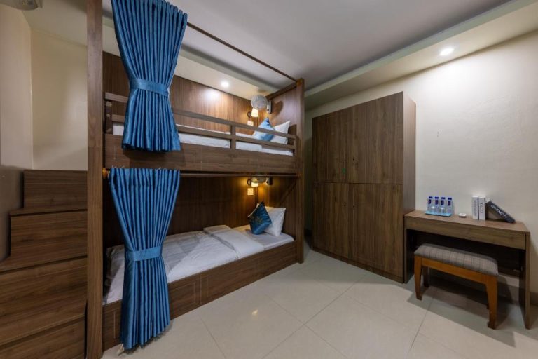 The One Hostel & Rooftop Bar Catba: Lựa chọn lưu trú năng động với view biển tuyệt đẹp tại Đảo Cát Bà