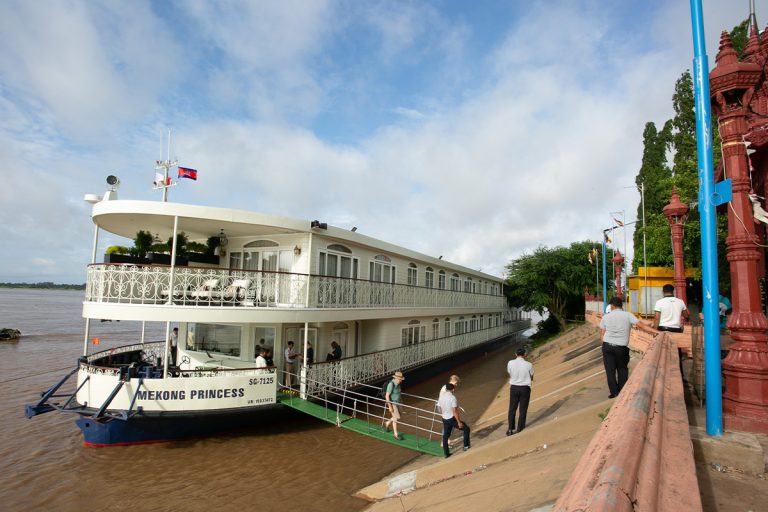 Mekong Queen – Du ngoạn 1 ngày trên du thuyền gỗ giữa sông nước miền Tây