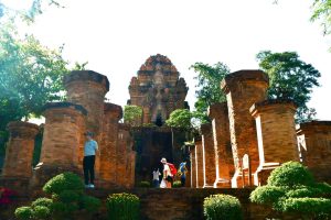 Tháp Bà Ponagar là biểu tượng văn hóa của Khánh Hòa 9