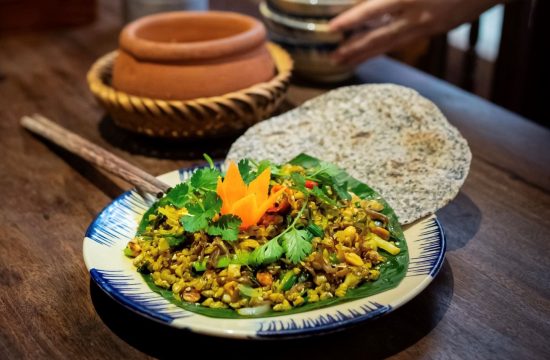 Hến xúc bánh tráng – món ăn dân dã đậm vị Huế, mang hương vị ngọt lành của hến từ dòng sông Hương, hòa quyện cùng bánh tráng giòn tan và tình người xứ cố đô. 31