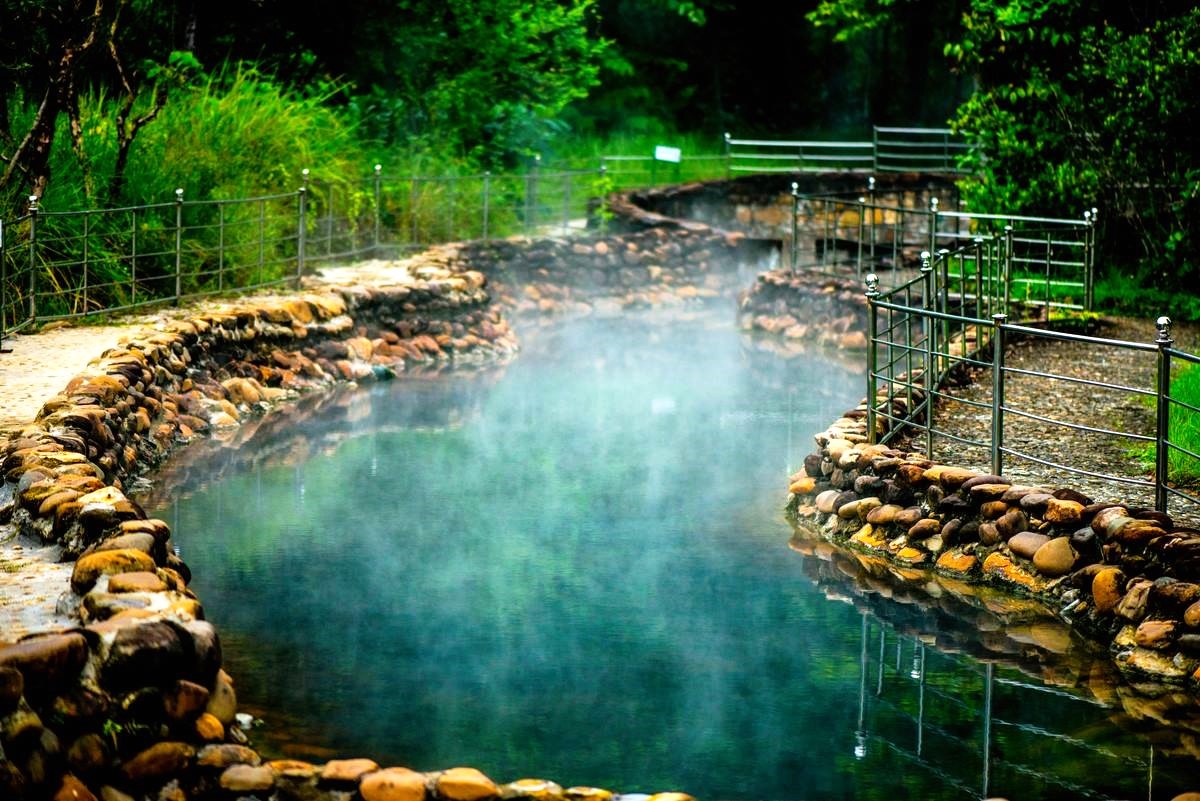 Tour Trọn gói: Du lịch Huế 2 ngày 1 đêm - Suối khoáng nóng Thanh Tân & Di sản cố đô 1