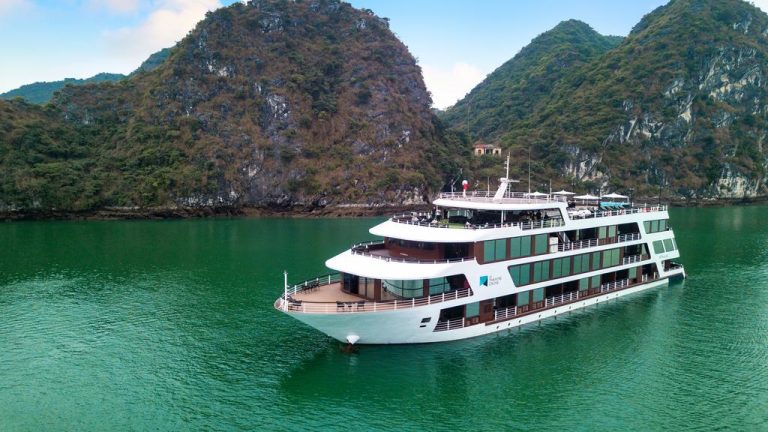 Du thuyền Le Theatre: Trải nghiệm nghỉ dưỡng đẳng cấp tại Vịnh Lan Hạ