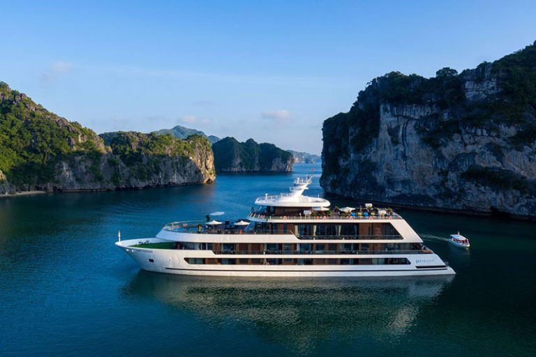 Du Thuyền Stellar of the Seas: Trải Nghiệm Nghỉ Dưỡng 5 Sao Tinh Tế Trên Vịnh Hạ Long