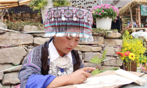 Nghệ thuật tạo hoa văn trên trang phục người Mông hoa tại Sơn La 1