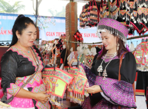 Nghệ thuật tạo hoa văn trên trang phục người Mông hoa tại Sơn La 3