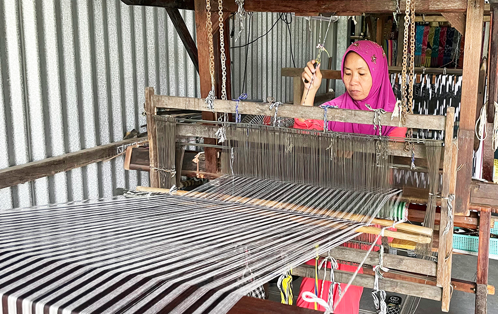Nghề dệt thổ cẩm của người Chăm An Giang – Nghệ thuật từ khung dệt truyền đời 5