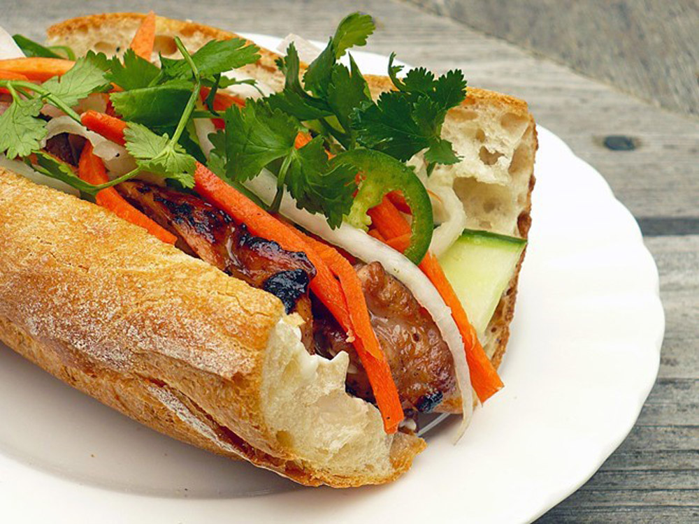 Bánh mì Hà Nội - Đỉnh cao ẩm thực đường phố Việt 9