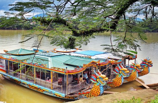Du thuyền sông Hương từ bến 5 Lê Lợi đến chùa Thiên Mụ, Trải nghiệm văn hóa – thư giãn nhẹ nhàng giữa lòng Huế 39