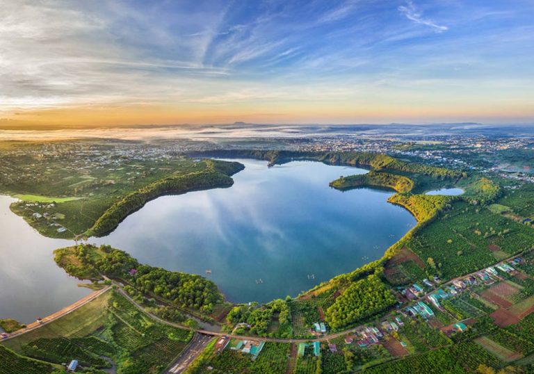 Biển Hồ Pleiku: Viên Ngọc Xanh Giữa Cao Nguyên Gia Lai