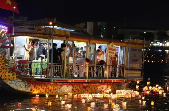 Boat Tour Dinner Cruise & Ca Huế trên sông Hương 35