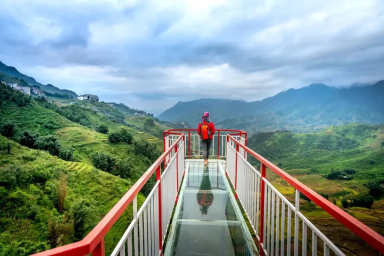 Cầu kính Sapa – trải nghiệm lơ lửng trên độ cao 2000m