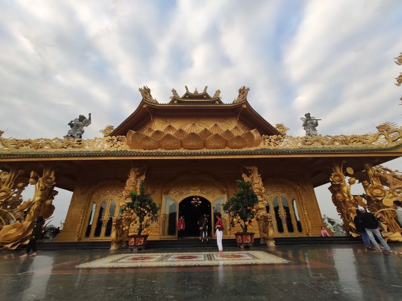 Chùa Phúc Lâm, mê mẩn vẻ đẹp lộng lẫy của ngôi chùa dát vàng 1