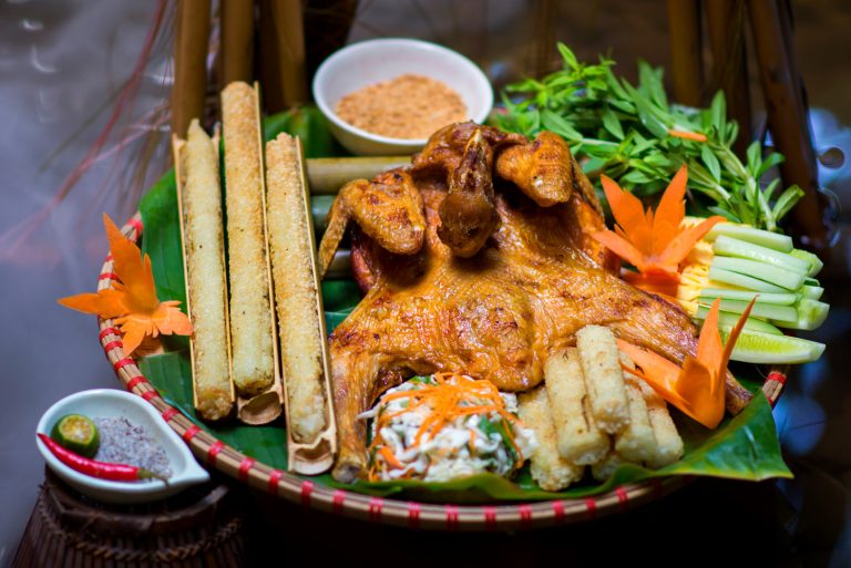 Gà nướng cơm lam Gia Lai: Hương vị đại ngàn giữa phố núi