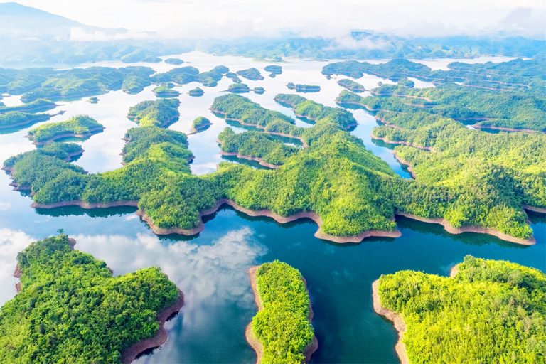 Hồ Tà Đùng, nơi cảnh sắc thiên nhiên hòa quyện hữu tình