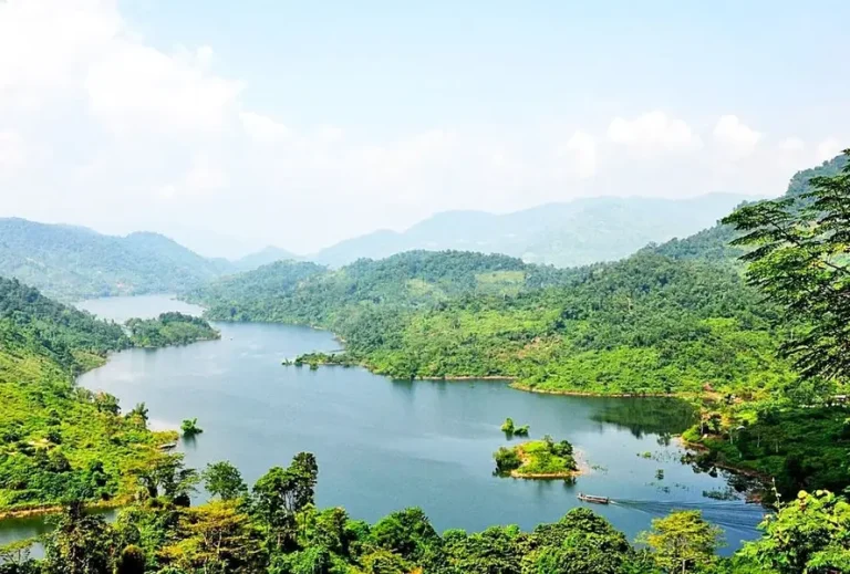 Đến Việt Nam, không thể bỏ qua Hồ Ba Bể