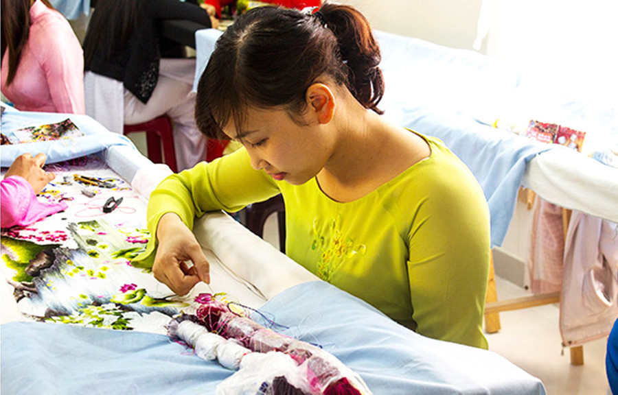 Nghề thêu tranh xứ Huế: Cách tân mà vẫn hoài cổ 1