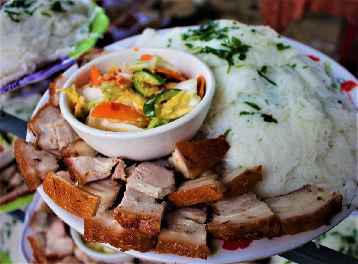 Bánh hỏi lòng heo Bình Định: Hương vị sáng sớm trên đất võ 1