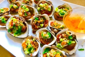 Sò huyết nướng – Món quà biển ấm nồng giữa lòng Bãi Cháy 4