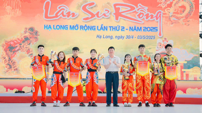 Liên hoan Lân Sư Rồng – Hạ Long: Âm Vang Trống Hội, Sắc Màu Rực Rỡ Phố Biển 2 Liên hoan Lân Sư Rồng – Hạ Long: Âm Vang Trống Hội, Sắc Màu Rực Rỡ Phố Biển 1