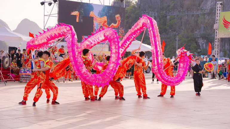 Liên hoan Lân Sư Rồng – Hạ Long: Âm Vang Trống Hội, Sắc Màu Rực Rỡ Phố Biển 4 Liên hoan Lân Sư Rồng – Hạ Long: Âm Vang Trống Hội, Sắc Màu Rực Rỡ Phố Biển 3