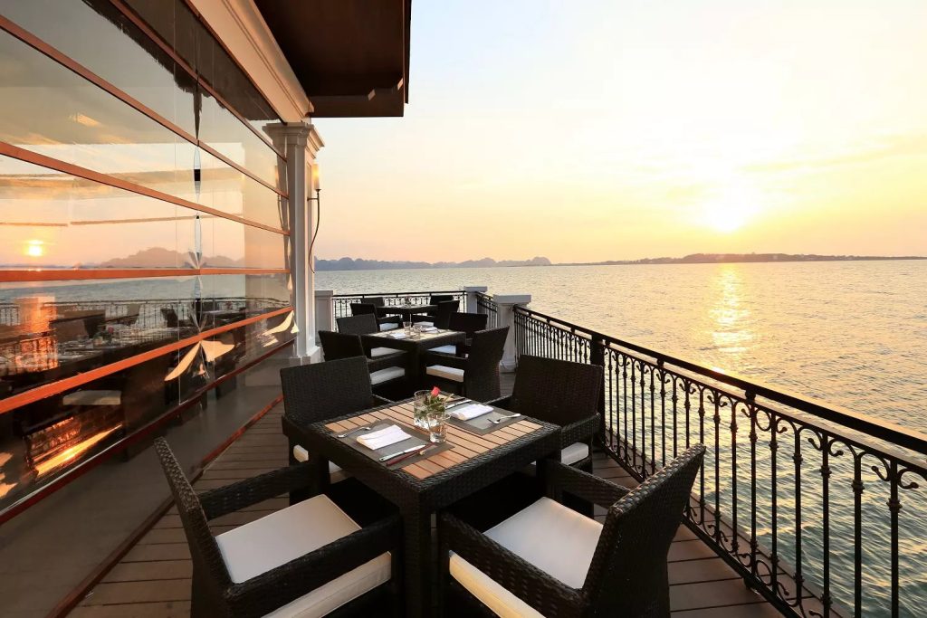 Nhà hàng Pavilion – Fine Dining giữa biển trời Hạ Long 1