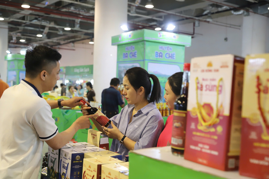 Hội Chợ OCOP Mùa Hè: Khám Phá Nét Tinh Hoa Hàng Việt Giữa Lòng Hạ Long 6 Hội Chợ OCOP Mùa Hè: Khám Phá Nét Tinh Hoa Hàng Việt Giữa Lòng Hạ Long 5