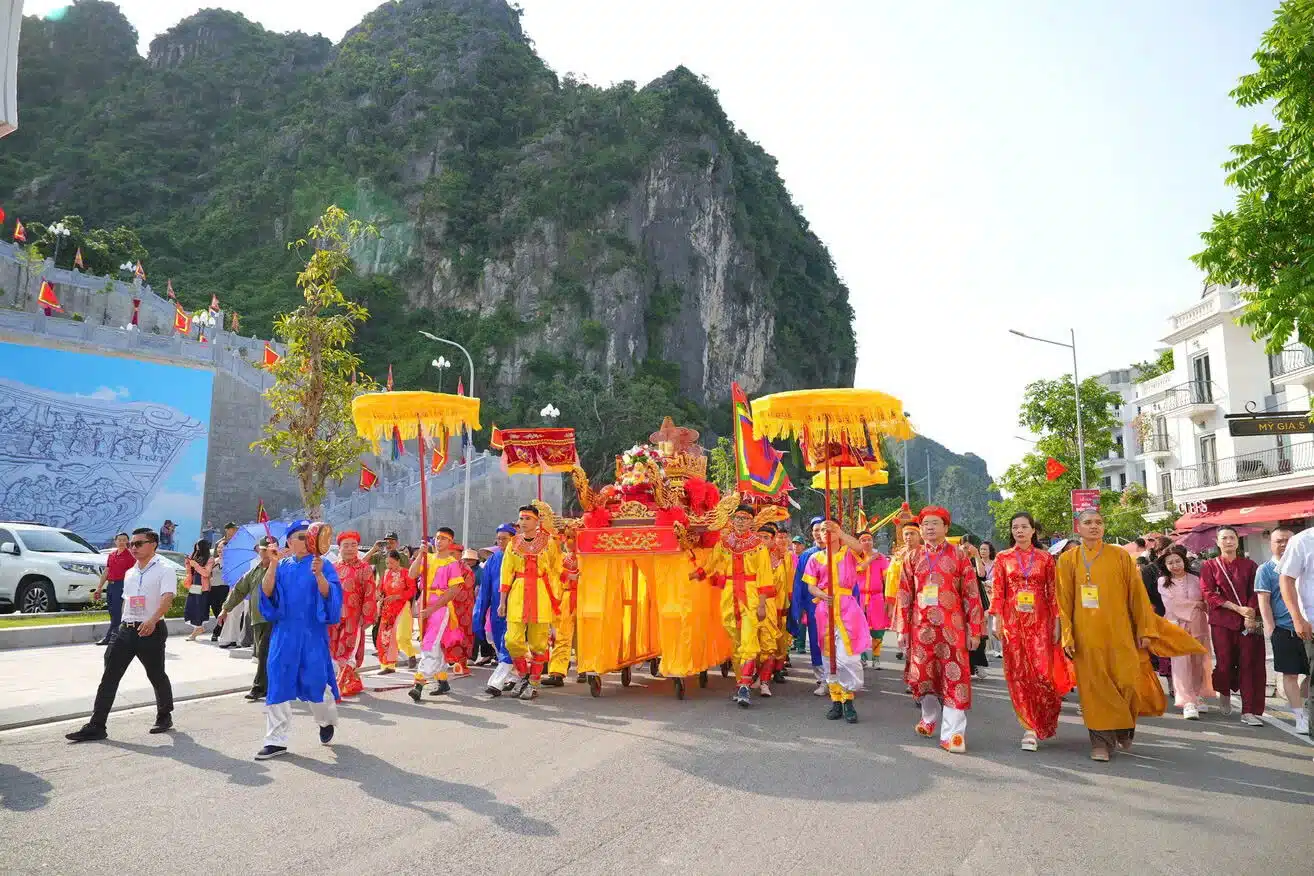 LỄ HỘI ĐỀN ĐỨC ÔNG TRẦN QUỐC NGHIỄN 2026: DẤU ẤN DI SẢN GIỮA LÒNG HỒNG GAI HIỆN ĐẠI 8 LỄ HỘI ĐỀN ĐỨC ÔNG TRẦN QUỐC NGHIỄN 2026: DẤU ẤN DI SẢN GIỮA LÒNG HỒNG GAI HIỆN ĐẠI 7